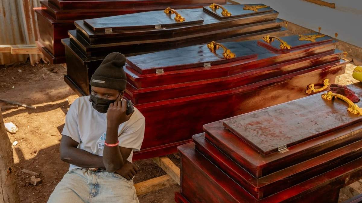 Congo suspende velatorios durante el brote de ébola, mientras la OMS eleva la evaluación de riesgos