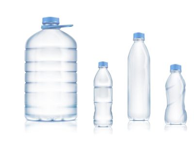 Transformá las botellas de plástico que ibas a tirar en el mejor tender de bajo presupuesto para tus medias