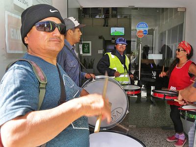 "Toma en Centenario": El sindicato no dejaba salir a los funcionarios del municipio. VIDEO