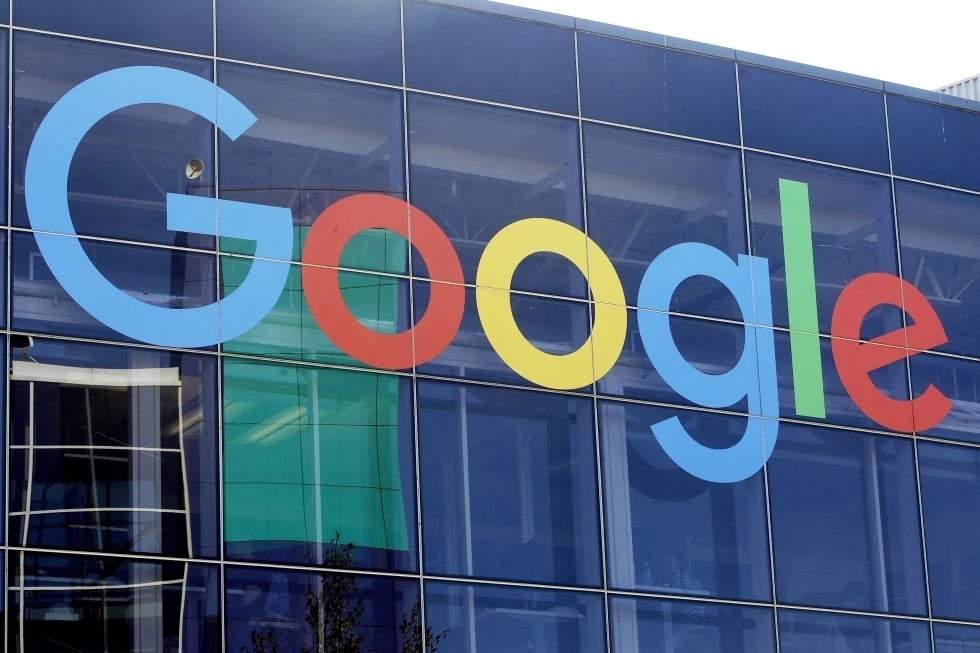 Un cartel se exhibe en un edificio de Google en su campus de Mountain View, California, el 24 de septiembre de 2019
