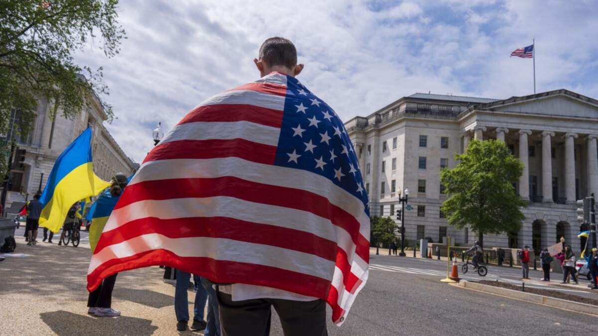 Activistas en favor de Ucrania protestan afuera del Capitolio, en Washington