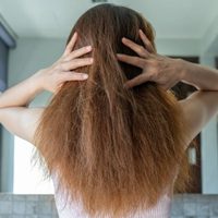 Trucos caseros con productos naturales para eliminar el frizz de tu pelo