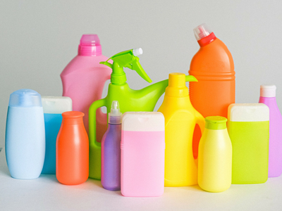 La forma sencilla de hacer un techo impermeable con las botellas de plástico que ibas a tirar