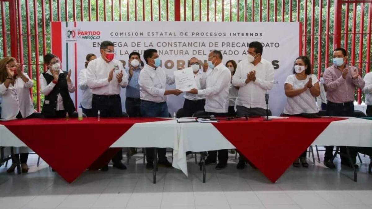 Moreno Arcos recibe constancia