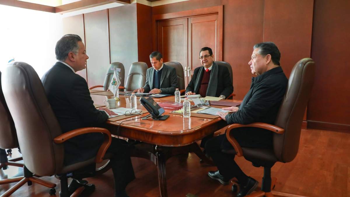 Santiago Nieto (izquierda), en la reunión de seguridad de este lunes con el gobernador