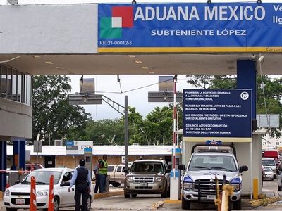 Inhabilitan y multan con casi 2 mdp a aduaneros que dejaron entrar pipas con diésel de contrabando