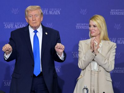 Trump despide a Pam Bondi, Fiscal General de EU; la reemplaza Todd Blanche