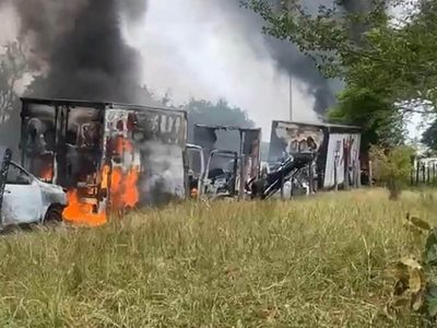 Queman 15 vehículos en protesta por el asesinato de líder campesino en Veracruz