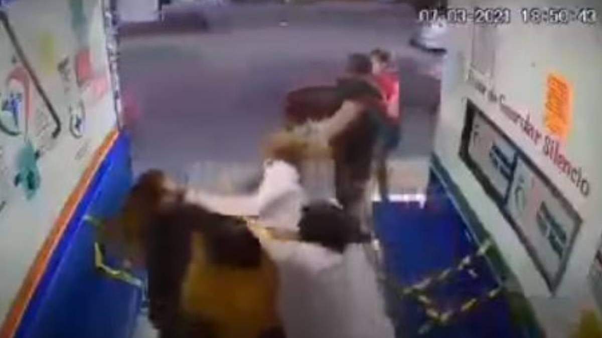 La familia enfureció cuando la doctora empezó a grabar su comportamiento