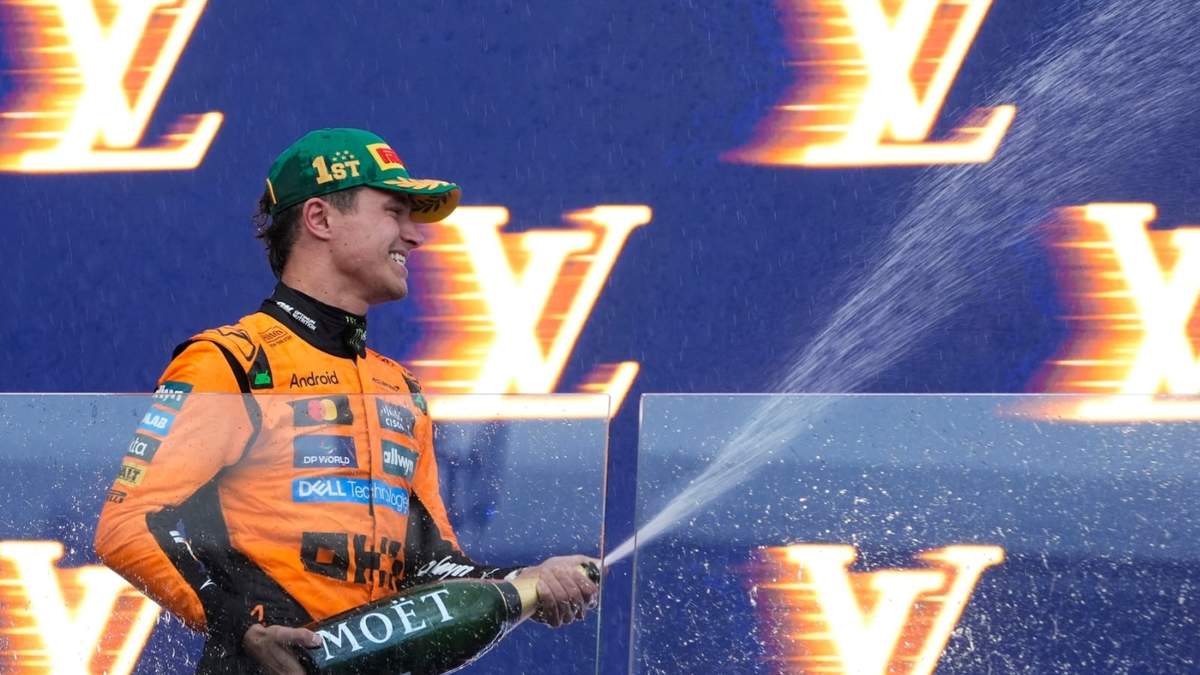 El piloto británico de McLaren Lando Norris celebra tras ganar el Gran Premio de Fórmula 1 en el circuito de Albert Park, en Melbourne, Australia, el domingo 16 de marzo de 2025