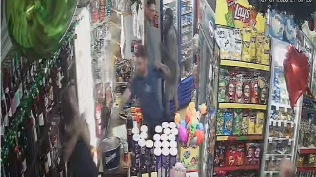 Momento de la agresión sufrida por el hijo de la propietaria de  la fiambrería, captado por una cámara de seguridad. Fuente (Centenario Digital)