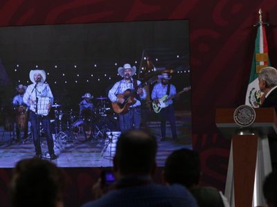 Esta es la razón por la que AMLO recomendó a los jóvenes la canción “No se va” de Grupo Frontera