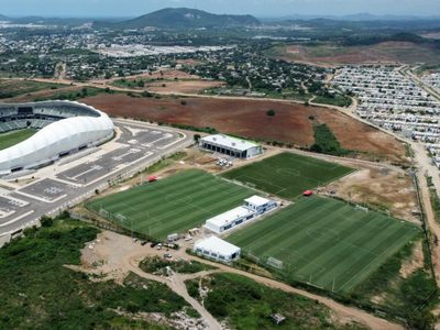 Grupo Salinas finta al SAT: Anuncia obra pública, pero se regala canchas para el Mazatlán FC