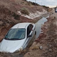 La encerró una camioneta y terminó con el auto adentro de un desagüe en la ruta 7
