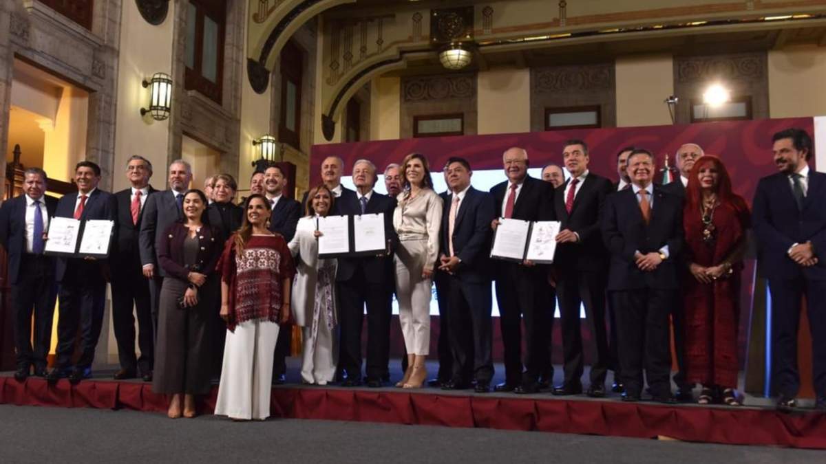 Gobernadores de 23 estados y el presidente Andrés Manuel López Obrador firmaron el acuerdo nacional de la federalización de los servicios de salud