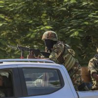 Tensos enfrentamientos entre la policía de Haití y pandilleros que pretenden tomar la capital