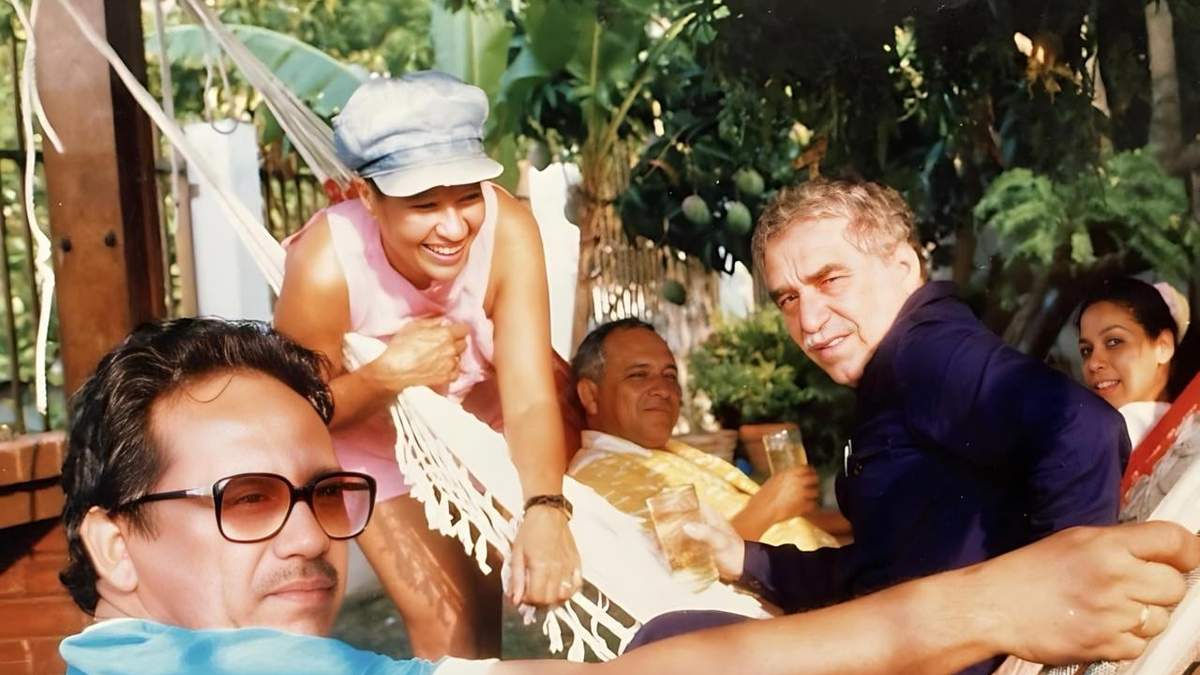 En casa de los papás de Daniel Damián en Venezuela, en agosto de 1988, de azul su papá Gustavo Adolfo, luego Gabo, a la izquierda su mamá (Lilia Esther Trevesedo), al fondo de amarillo su tío Jaime y del lado derecho su esposa Margarita