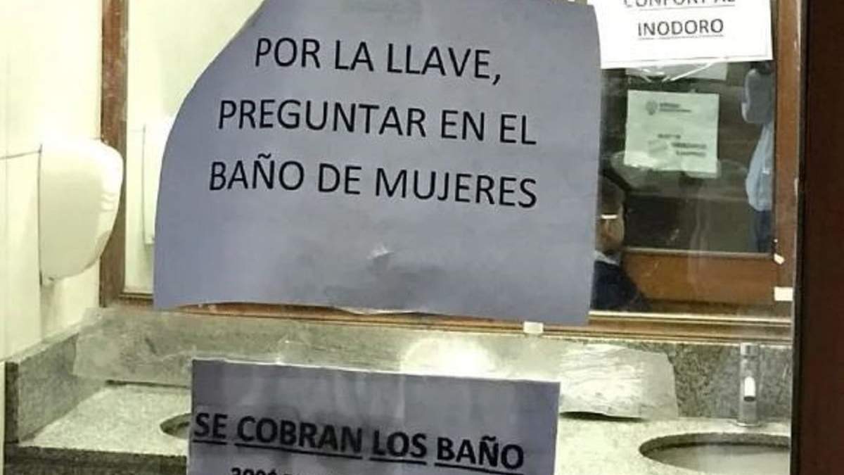 Carteles en los sanitarios, advierten sobre el cobro de una tasa por el uso. Fuente: (RSM)