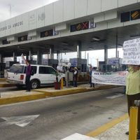 Ciudadanos liberan caseta de Amozoc en la autopista Puebla-Orizaba por gasolinazo