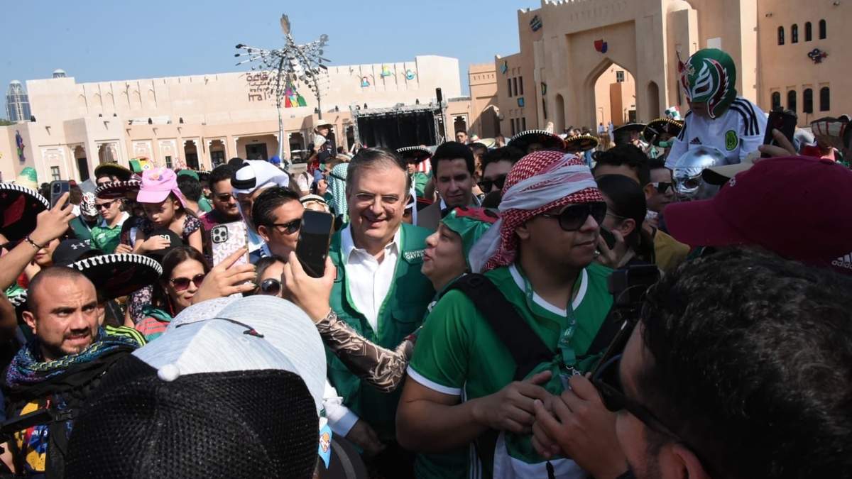 El canciller con aficionados mexicanos en Qatar
