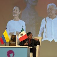 Petro presenta libro de Sheinbaum en Bogotá y critica los progresismos autoritarios