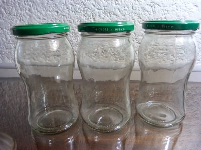 No tires los frascos de mermeladas vacíos, transformalos así en estos hermosos fanales estilo Pinterest