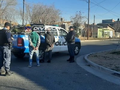 Estaban sentados afuera de un comercio y tenían pedido de captura