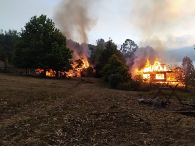 Un grupo de encapuchados destruye 27 inmuebles durante un ataque en el sur de Chile