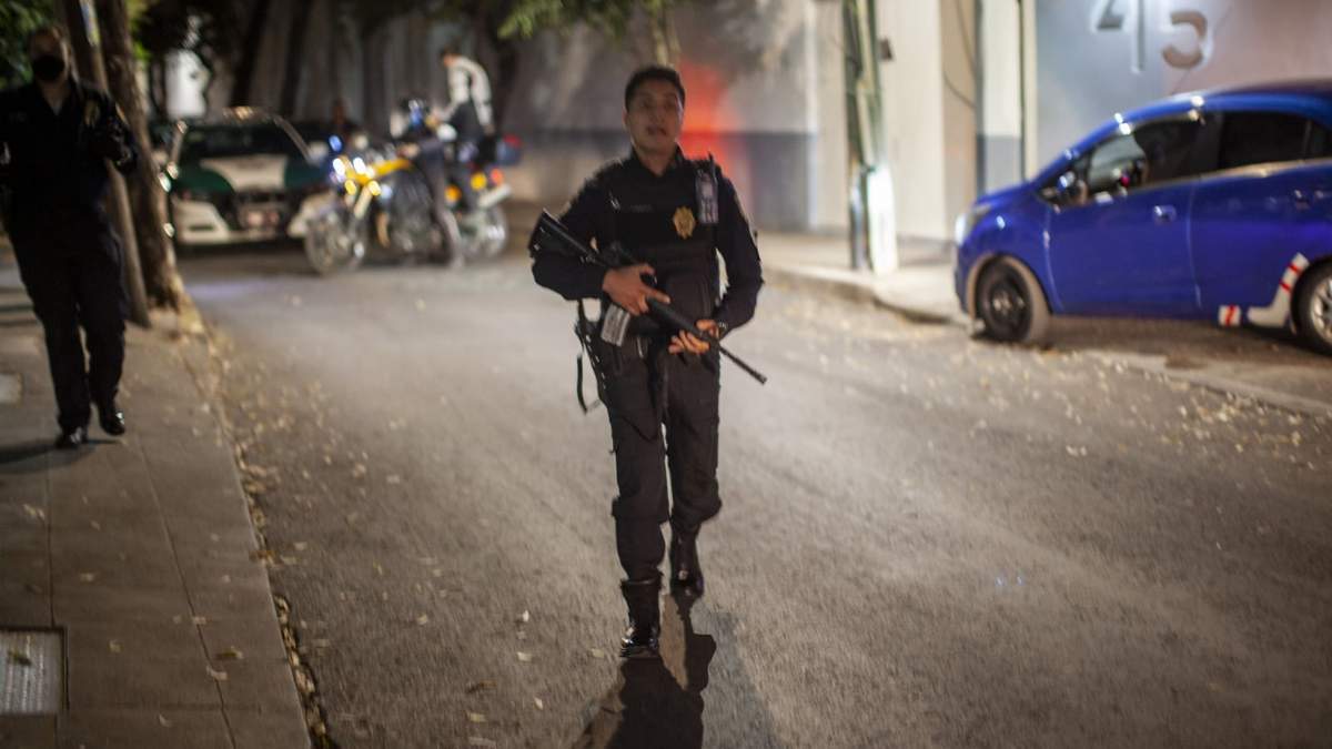 Policías vigilan la escena de una balacera en la calle de Cádiz, colonia Extremadura Insurgentes