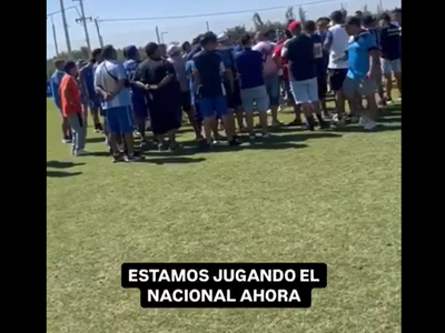 Se viralizó un video de la apretada de la barra a los jugadores del Tomba