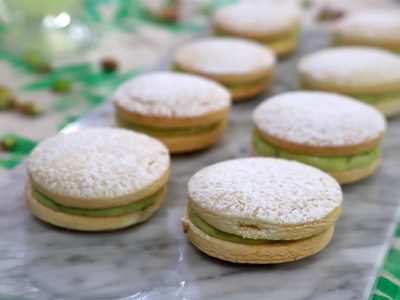 Nos sumamos a la fiebre del oro verde: receta de alfajores de pistacho