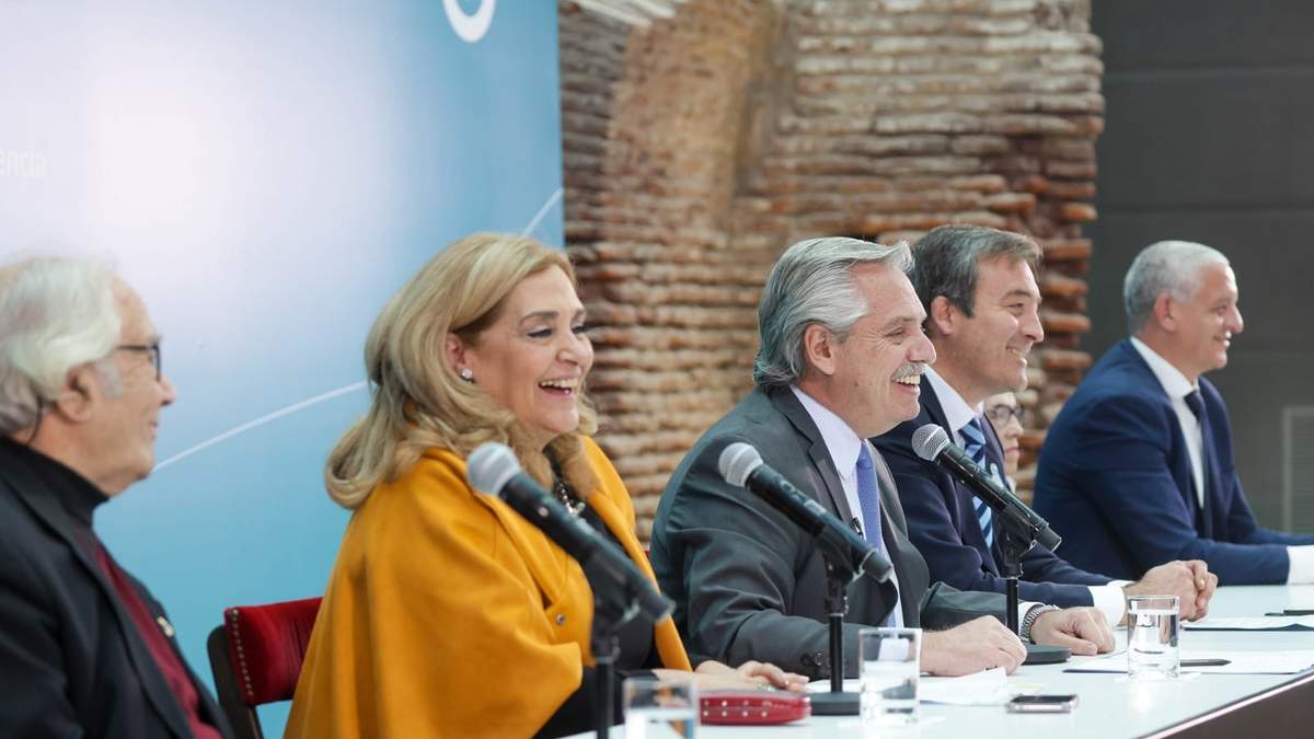 Alberto Fernández junto a referentes de los derechos humanos. Fuente: (Twitter)
