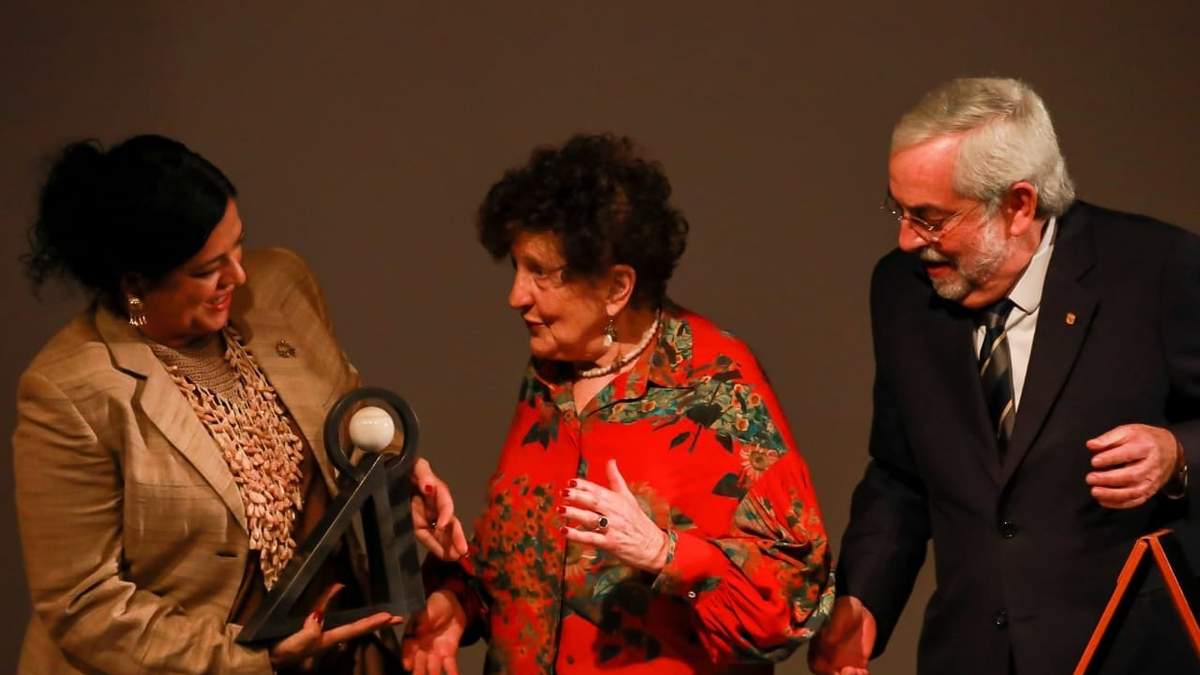 Margo Glantz recibió el Premio Carlos Fuentes