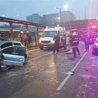 Manejaba a alta velocidad, chocó contra el carril central del Metrobus y atropelló a una mujer en San Telmo