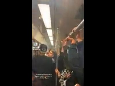 “¡Que lo role!”, gritan a pasajero que fuma presunta mariguana en un vagón del metro de Monterrey