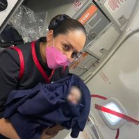Nace bebé en pleno vuelo; Aeroméxico promete “un gran regalo” a la madre