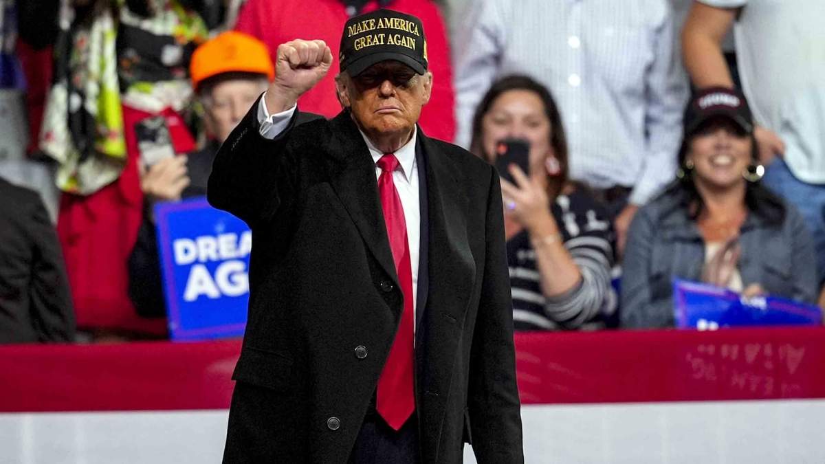 Trump alza un puño en un mitin en Georgia
