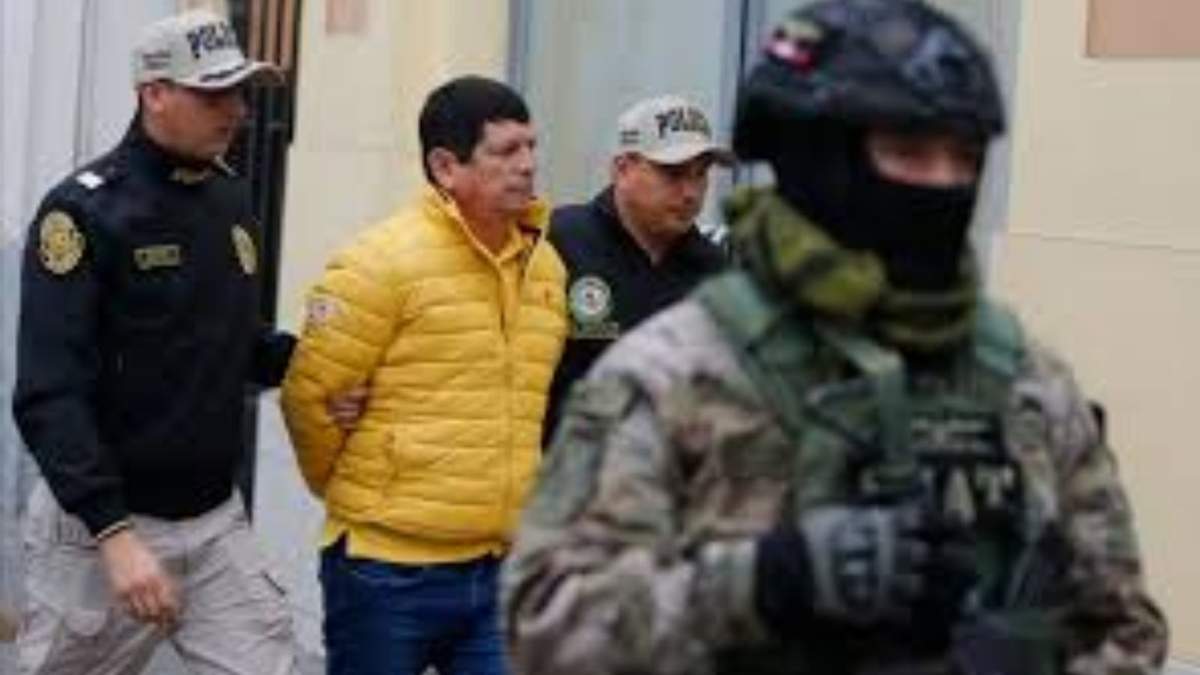 La policía escolta a Agustín Lozano, presidente de la Federación Peruana de Fútbol, luego de arrestarlo como parte de una investigación por fraude, extorsión y lavado de dinero en Lima, Perú