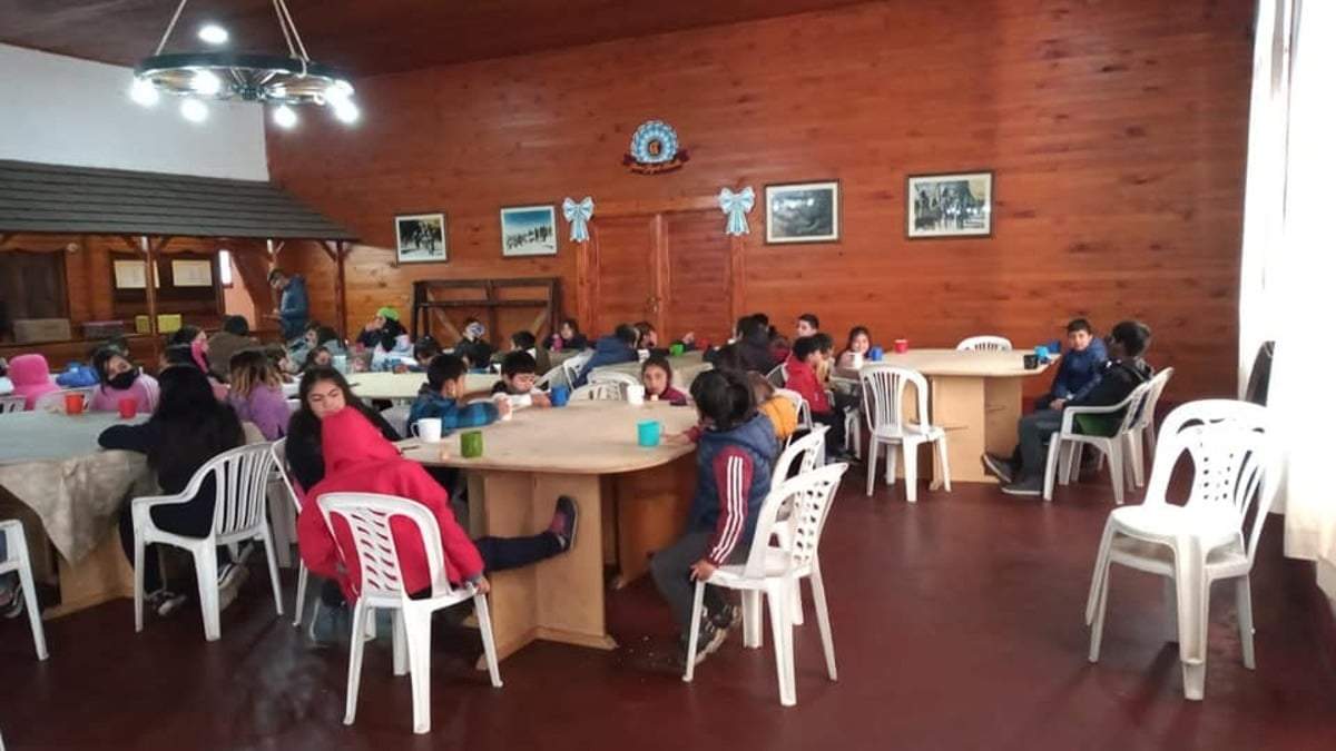 Estudiantes que asisten a la Escuela 161 de Payla Menuko. Fuente: (Facebook)