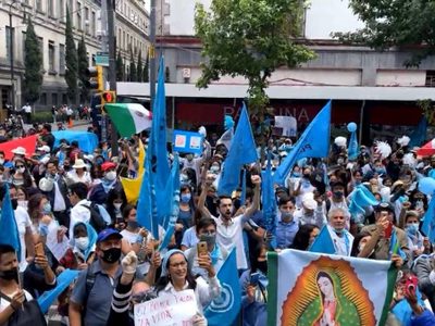 Integrantes del FNF protestan frente a la Corte contra la despenalización el aborto