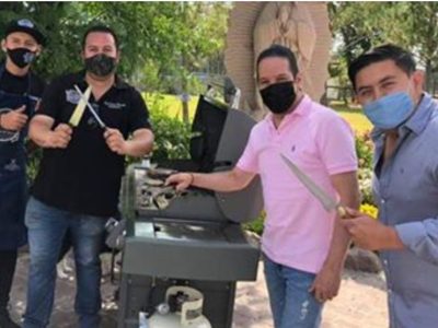 En plena pandemia, captan al gobernador de Querétaro haciendo una carne asada