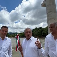 AMLO supervisa obras en la autopista Oaxaca-Costa; tienen un avance de 83.85%