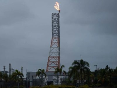 Refinería en Dos Bocas opera con normalidad tras flamazo: Pemex