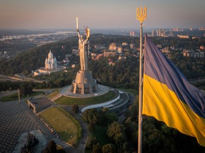 Ucrania retira martillo y hoz soviéticos de monumento en Kiev para colocar el escudo del país