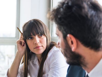 Lo que revela la psicología sobre las personas que no miran a los ojos