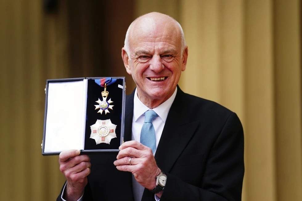 David Nabarro, enviado especial de la Organización Mundial de la Salud para la prevención y respuesta a la COVID-19, posa tras ser nombrado Caballero Comendador de la Orden de San Miguel y San Jorge durante una ceremonia de investidura en el Palacio de Buckingham, Londres, el viernes 3 de marzo de 2023.