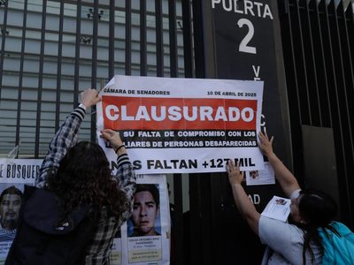 Familiares de desaparecidos “clausuran” el Senado, “una institución que no sirve”