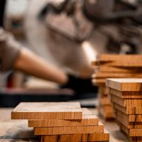 Con algunos retazos de madera y una camisa vieja: creá este divino banquito para poner en tu habitación