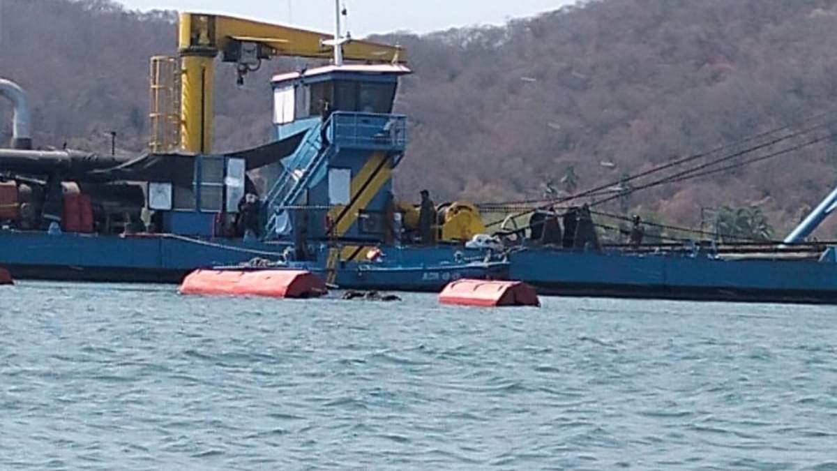 Maquinaria de dragado trabajando en el Vaso II de la Laguna de Cuyutlán