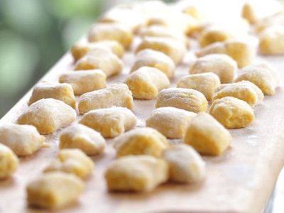 Si te sobró polenta, no la tires y hacé estas pastas caseras en pocos minutos, ideales para los días de frío